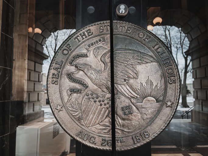 illinois seal on capitol building