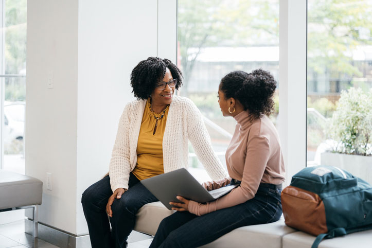 teacher mentoring student